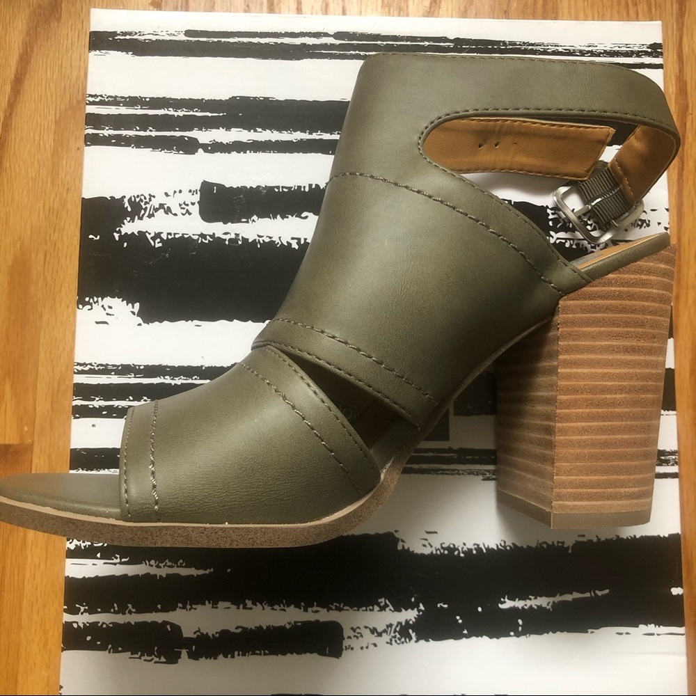 DOLCE VITA Block Heel Anlke Strap Sandal